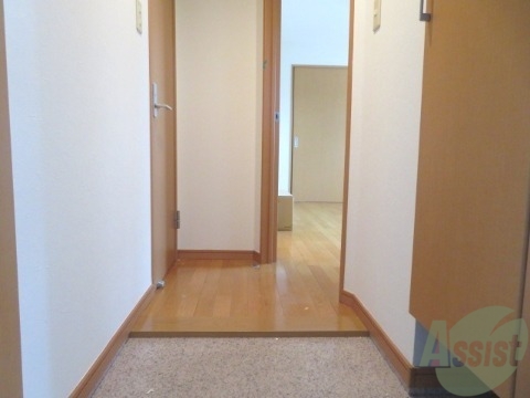 玄関　玄関はお客さんが来ても安心の広さですね。