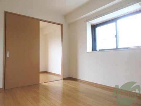 居室・リビング　８．７帖のＬＤＫはテーブルを置いても余裕がありそうですね。