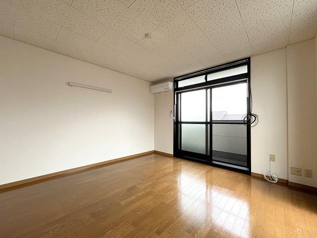 居室・リビング　居室（写真は305号室）