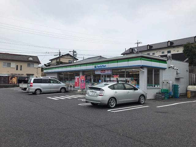 コンビニ　ファミリーマート（コンビニ）まで704m