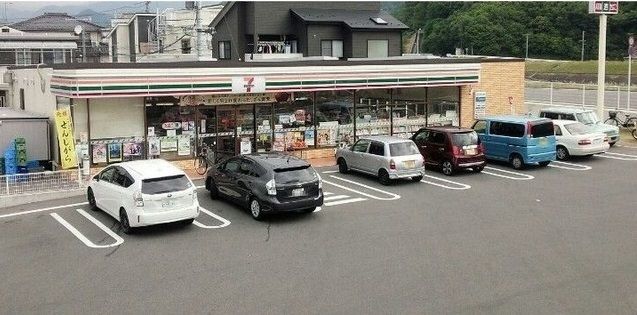 コンビニ　セブンイレブン（コンビニ）まで220m