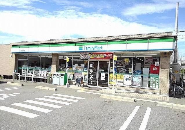 コンビニ　ファミリーマート（コンビニ）まで550m