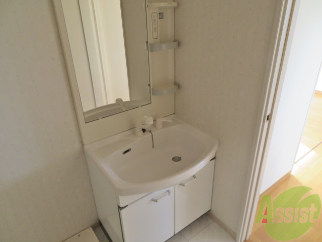洗面設備　独立洗面もあるので朝の準備はこちらから出来ちゃいますね。