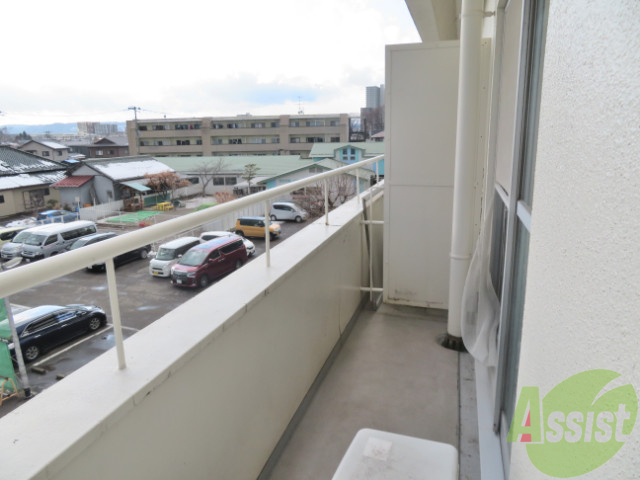 バルコニー　バルコニーも広々としており洗濯物も干しやすい。