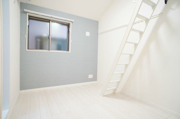 居室・リビング　優しい色合いの床材を使用した居住空間です。