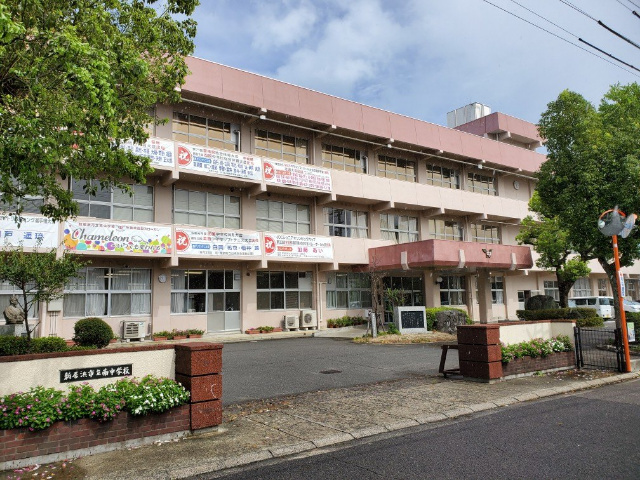 中学校　新居浜市立南中学校（中学校）まで966m