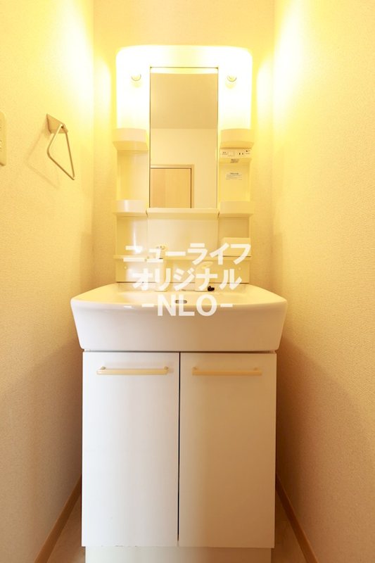 洗面設備　シャワー付き洗面台で朝の支度も楽にできます☆