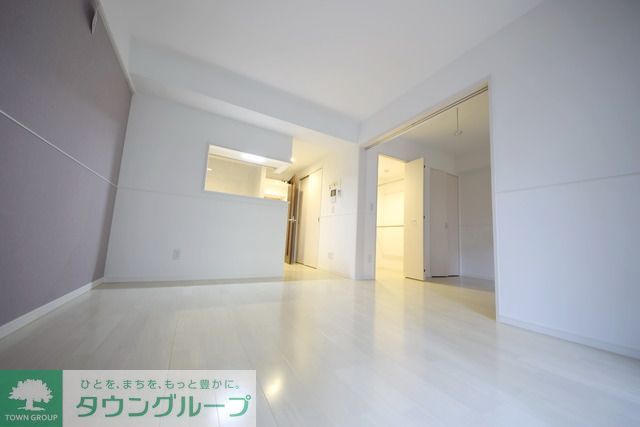 居室・リビング　おしゃれなカウンターキッチンのリビング