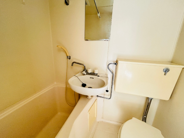 バス・シャワールーム　洗面台付きの３点ユニットバス