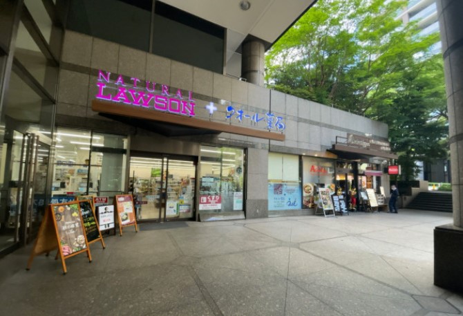 コンビニ　ナチュラルローソン城山トラストタワー店（コンビニ）まで129m