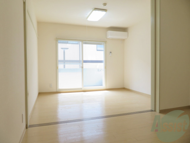 居室・リビング　陽の光が差し込む明るいお部屋は気持ちが良いですね