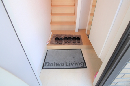 玄関　こちらの反転タイプとなります。