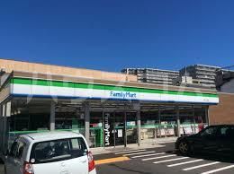 コンビニ　ファミリーマート 新田三丁目店（コンビニ）まで250m