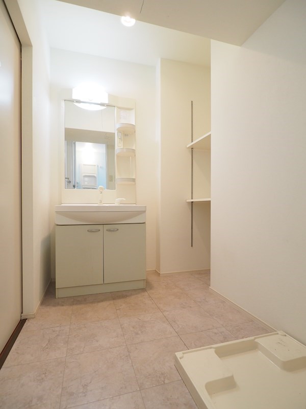 洗面設備　独立洗面台。脱衣ペースも広々。