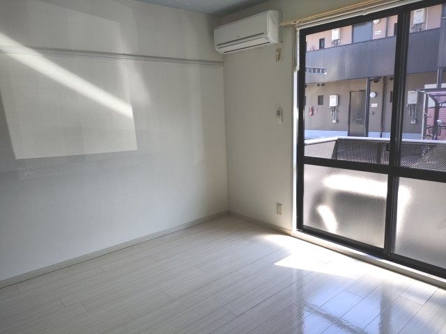 居室・リビング　1階別室の参考写真です。現況を優先します。（105）