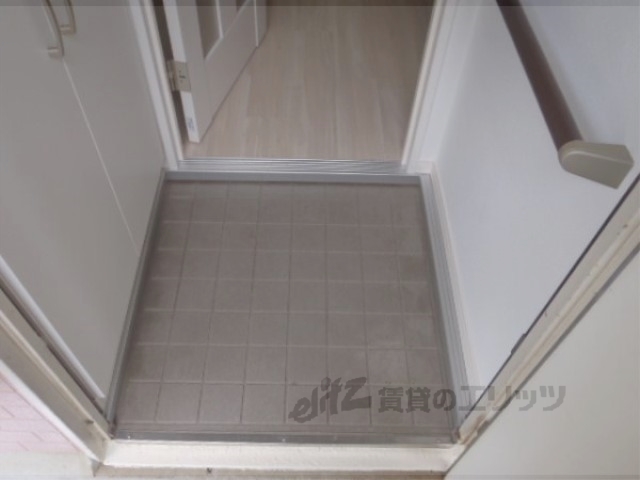 玄関　手すり付きで安心