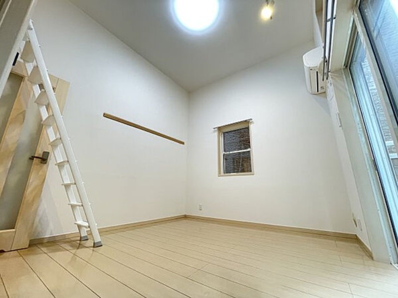 居室・リビング　同物件別室写真