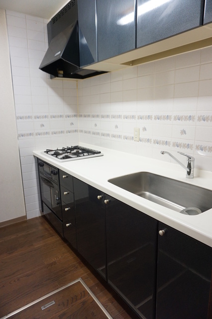 キッチン　３口コンロキッチン　床下収納・ビルトインオーブンレンジあり