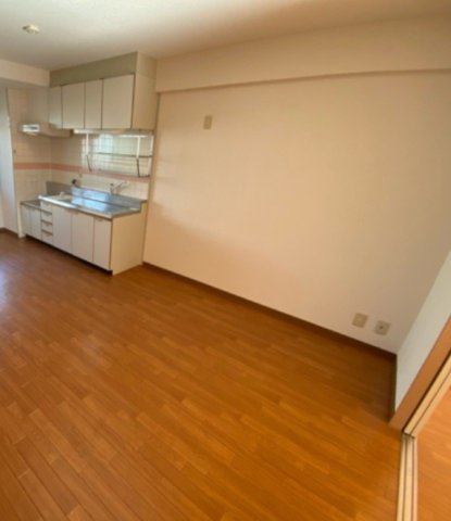 居室・リビング　床色が落ち着いた色合いで綺麗です♪