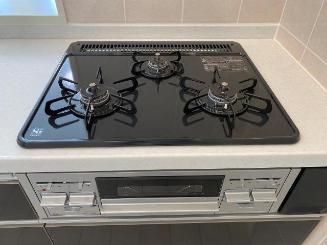 キッチン　３口ガスコンロ（グリル付）（イメージ）