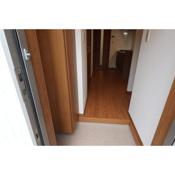 玄関　同物件の別部屋になります。