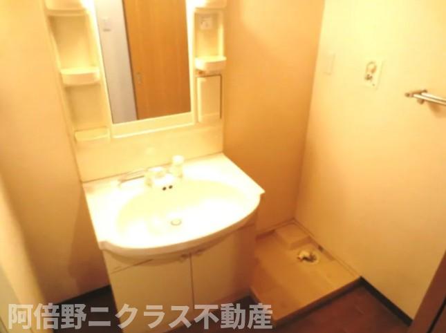 洗面設備　内装は別部屋の参考写真です。