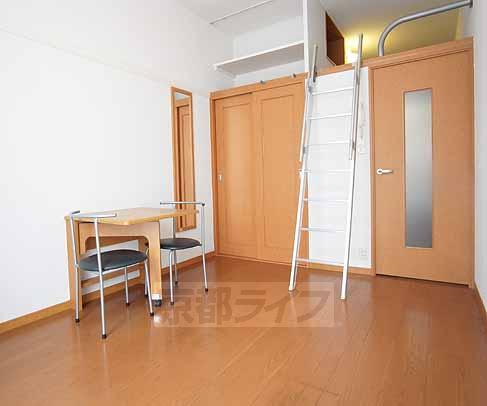 居室・リビング　天井が高いので部屋が広く感じます。