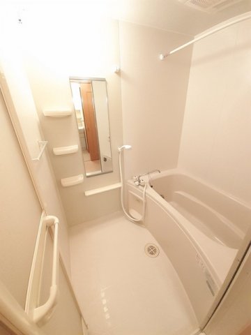 バス・シャワールーム　コンパクトで使いやすいお風呂です