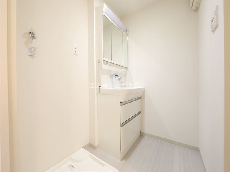 洗面設備　脱衣所　独立洗面台（シャンプードレッサー付）