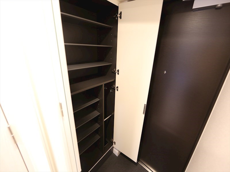 玄関　玄関　シューズボックス付（収納充実してます）