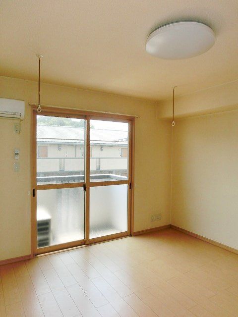 居室・リビング　広々とした11帖の洋室です