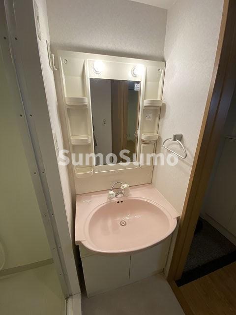 洗面設備　明るい洗面所です