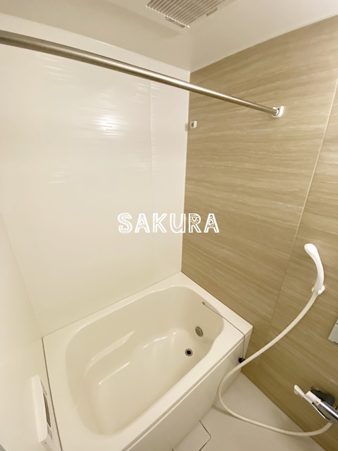 バス・シャワールーム　嬉しい追い焚き・浴室乾燥機付きです♪