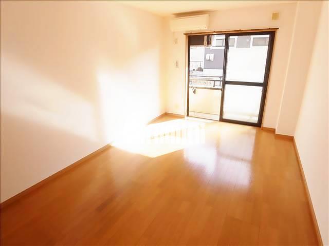 居室・リビング　エアコン付き８．６帖の洋室