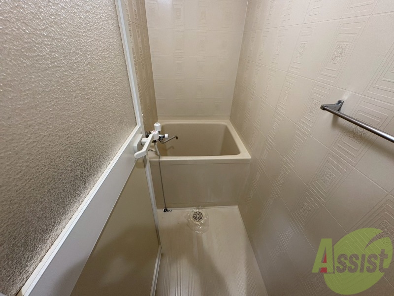 バス・シャワールーム　お風呂です。少し狭いですがシャワーするには十分ですね。