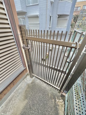 その他　テラスには勝手口があり、玄関を通らずに外に出られます♪