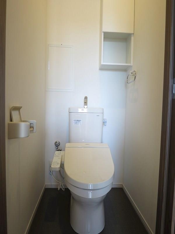 トイレ　温水洗浄暖房便座あり。