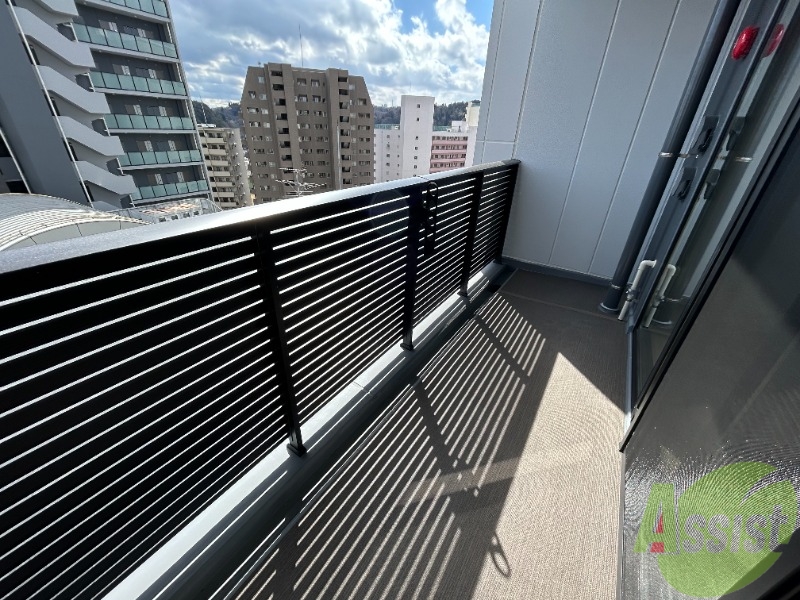 バルコニー　バルコニーは広々としており、洗濯物を干せそうですね。