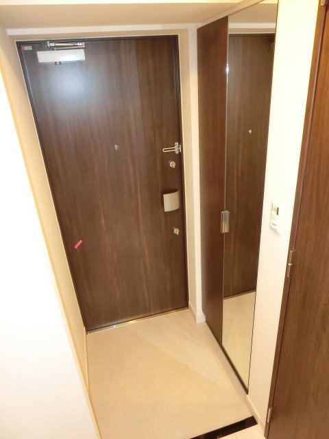 玄関　同物件別号室の写真です。