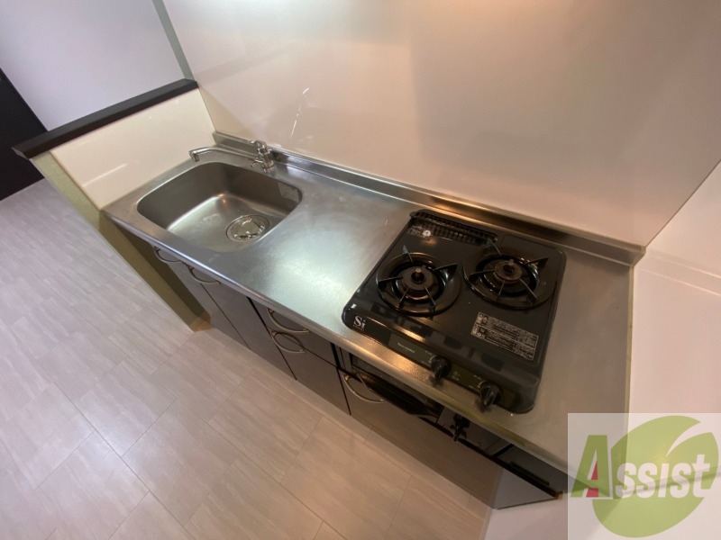 キッチン　システムキッチン完備で２口ついているので料理もできます！