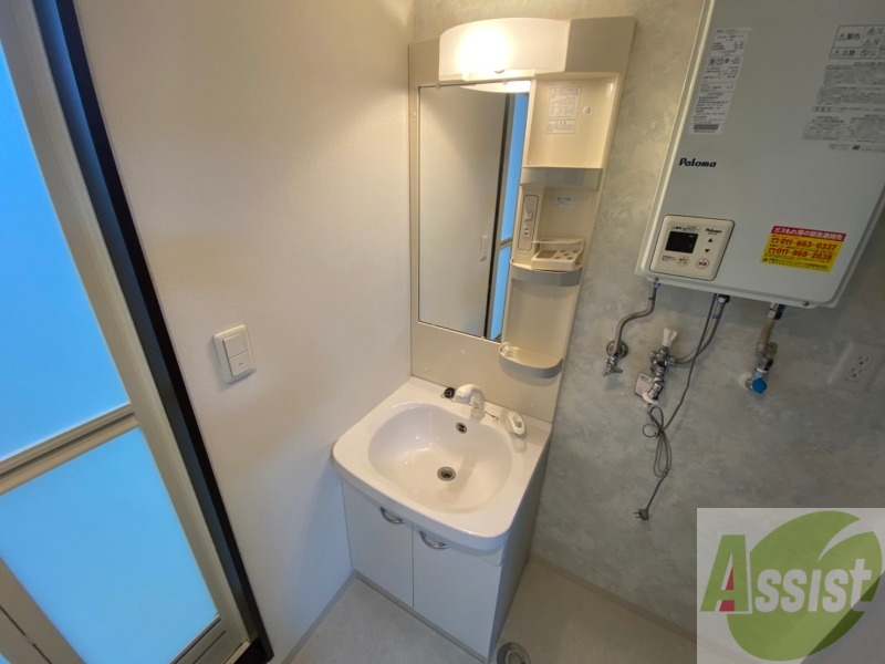 洗面設備　シャンプードレッサー。身支度はここでばっちりですね。