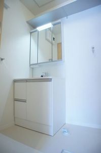 洗面設備　洗髪洗面化粧台は、髪型チェックに便利な三面鏡仕様♪