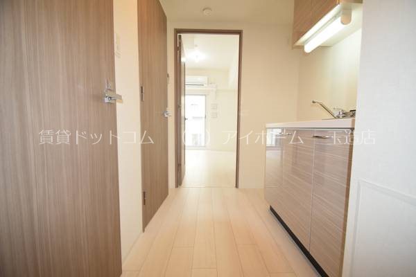 玄関　同マンションのモデルルームになります♪