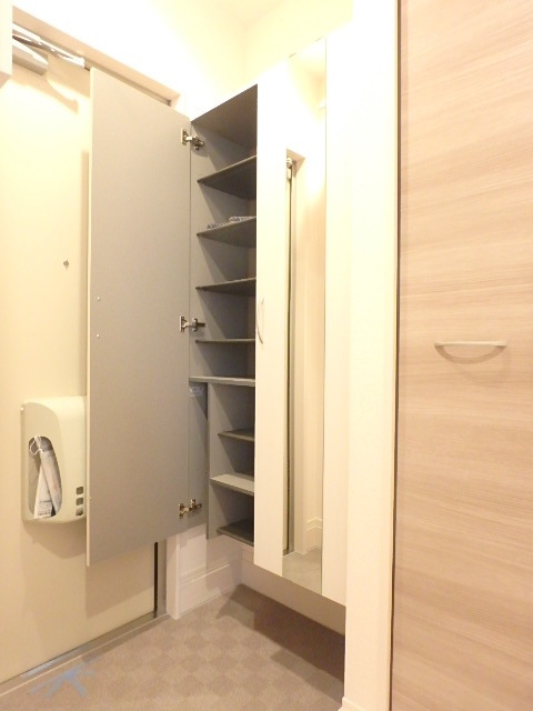 玄関　鏡付の靴箱です
