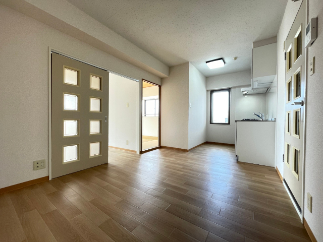 居室・リビング　別号室参考写真です