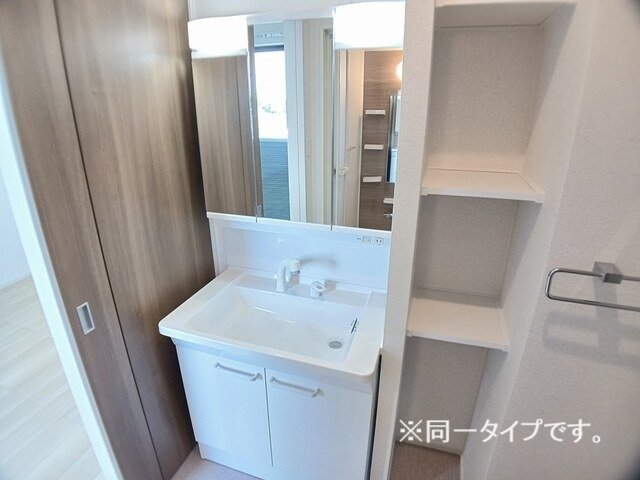 洗面設備　ゆったりとスペースのある洗面所