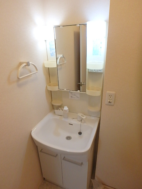 洗面設備　洗面ボウルも大きく身支度もしやすいです。