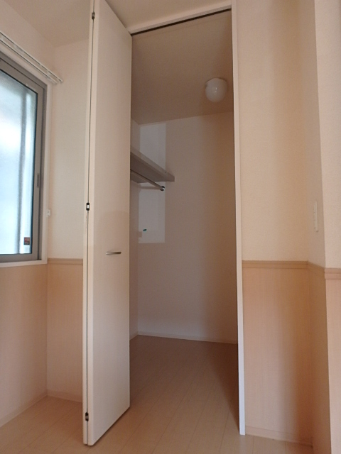 収納　奥行しっかりのウォークインを確保。