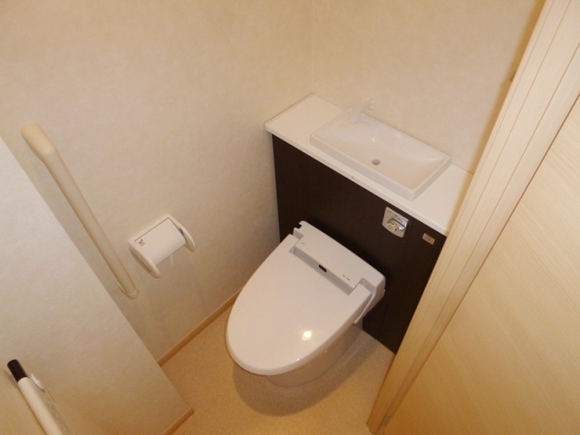 トイレ　温水洗浄便座付きのトイレです♪