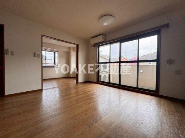 居室・リビング　別部屋の写真となります。現況優先